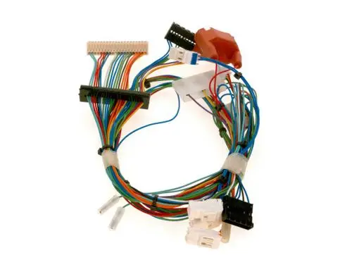 Kabelbaum mit mehreren farbigen Leitungen und Steckverbindungen, hergestellt von Bosch. Ideal für elektrische Anwendungen in Fahrzeugen oder Maschinen.